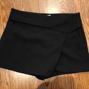 Club Monaco envelope mini skort
